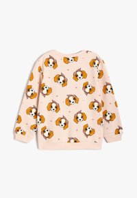 Lichtroze sweatshirt met een herhaald hondengezichtpatroon, voorzien van oranje-buine oren, een roze hoofdband en kleine hartaccenten.