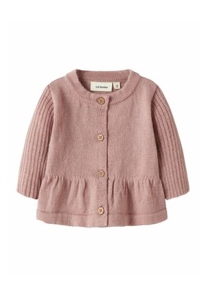 Cardigan bébé tricoté rose clair avec manches longues côtelées, encolure ronde, quatre boutons en bois et un détail froncé à l'ourlet.