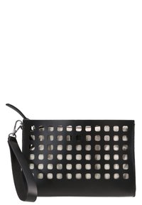 Černé kožené psaníčko s perforovaným vzorem čtverců, vybavené odnímatelným náramkem na zápěstí a hladkou texturou. Zavírání na zip na vrchu.