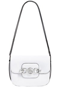 Bílá kožená kabelka přes rameno s plochým designem, černým popruhem, stříbrnými doplňky a přední sponou s kruhovým logem.
