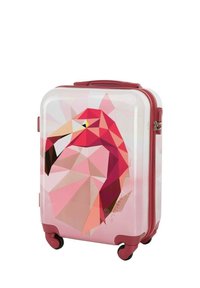 Twarda różowa walizka z geometrycznym wzorem flaminga. Ma czerwone akcenty, wysuwaną rączkę i cztery czarne kółka.