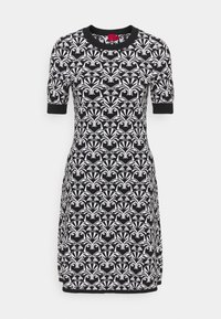 Czarna sukienka z krótkim rękawem z białym wzorem kwiatowym, okrągłym dekoltem i teksturowanym dzianinowym materiałem. Kontrastowe czarne mankiety przy rękawach.