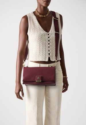 Tommy Hilfiger CROSSOVER - Handtasche - deep rouge