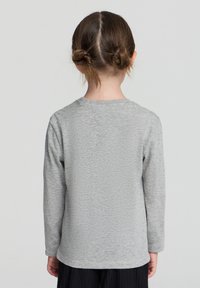 Camicia grigia in cotone a maniche lunghe con scollatura rotonda e una texture liscia. Il retro presenta un design semplice, privo di decorazioni.