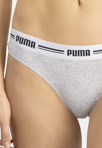 Szare bawełniane bikini w stylu slipów z białym pasem w talii z czarnym logo "PUMA" oraz bocznymi paskami w kolorze niebieskim i czerwonym. Miękka tekstura, niski krój.