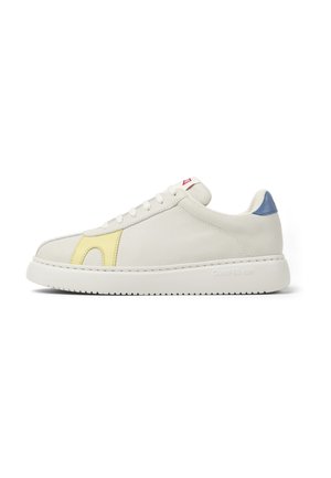 Sneaker bianca in pelle con accentuazione gialla, punta rotonda, dettagli cuciti e tab sul tallone blu. Presenta suola in gomma bianca e chiusura con lacci.