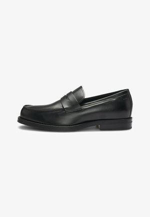Mustad mustrid nahast loafers, millel on ümar varvas ja õmblustäpsus, dekoratiivne rihm üle osa ning madal konts.