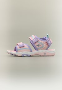 Ροζ και λεβάντα πέδιλο με ανοιχτά δάχτυλα, ρυθμιζόμενους ιμάντες και μαλακή σόλα, εμφανίζεται σε απλό ουδέτερο φόντο.