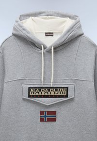 Grijze hoodie met een grote kangoeroezak, voorzien van een zwart patch met "NAPAPIJRI" en een rood-blauwe Noorse vlag. Witte trekkoorden.