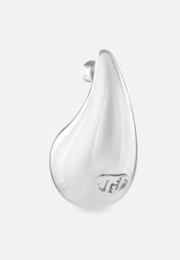 Transparenter, tropfenförmiger Anhänger mit glatter Oberfläche und einem dezenten, eingravierten Logo am unteren Rand. Hergestellt aus Glas oder ähnlichem Material.