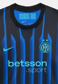 Maillot noir avec des rayures verticales bleues, comportant un col rond, le logo Nike et le texte "betsson.sport". Écusson de l'Inter Milan positionné au-dessus.