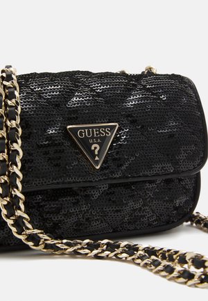Czarna pikowana torebka Guess z cekinami, z złotym łańcuszkiem i trójkątną plakietką z logo na przednim klapie.