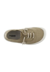 Beige canvas sneaker met een ronde neus, witte rubberen zool en beige veters. Voorzien van een zachte textuur en subtiele stikseldetails.