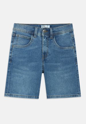 Lichtblauwe denim shorts met een klassiek ontwerp van vijf zakken, zichtbare stiksels en een knoopsluiting aan de voorkant. Gladde textuur.