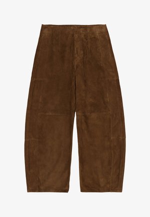 Brązowe spodnie zamszowe o szerokich nogawkach z przeszyciami na panelach i wysokim stanem, pokazane na płasko na białym tle.