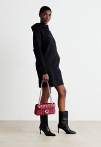 COACH QUILTED TABBY SHOULDER BAG - Olkalaukku - dark ruby