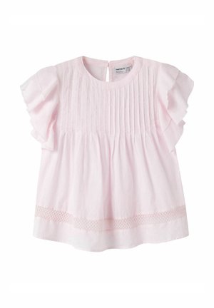 Blouse de bébé rose clair avec manches courtes à volants, plis verticaux sur la poitrine et bordure en dentelle près de l'ourlet.
