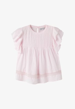 Hellrosa Babybluse mit kurzen Rüschenärmeln, vertikalen Falten auf der Brust und Spitzenbesatz nahe dem Saum.