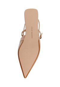 Zapato de tacón alto desnudado tipo slingback con puntera afilada, parte superior de cuero suave, tira delgada en el tobillo y suela texturizada. Marca en la planta.