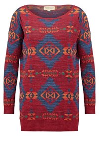 Roter Pullover mit einem geometrischen Muster in Blau, Orange und Grün. Rundhalsausschnitt und lange Ärmel. Strickstruktur mit legerer Passform.