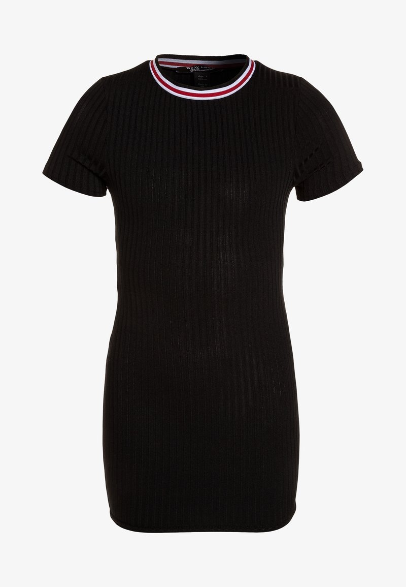 Robe noire à manches courtes en maille côtelée avec un col rond bordé de rayures rouges, blanches et noires.