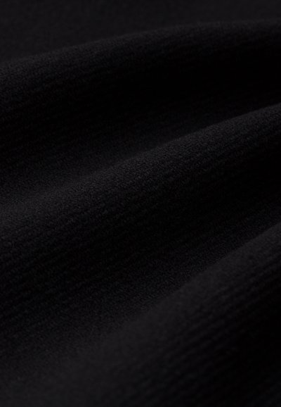 Juodas tekstūruotas audinys su minkštu, suribotu paviršiumi, demonstruojantis subtilų gylį ir banguojančias raukšles. Tinka įvairiems drabužiams.
