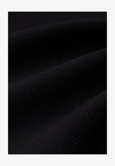 Juodas tekstūruotas audinys su minkštu, suribotu paviršiumi, demonstruojantis subtilų gylį ir banguojančias raukšles. Tinka įvairiems drabužiams.