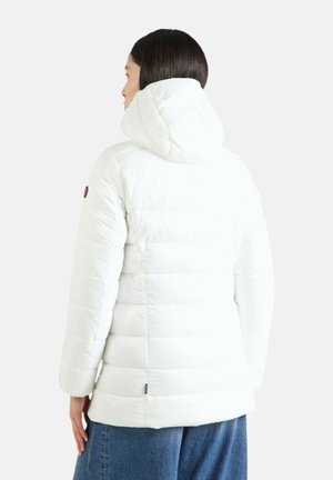 Doudoune blanche avec capuche, dotée de sections matelassées horizontales, d'un ourlet arrière légèrement plus long et d'un petit logo sur l'épaule gauche.