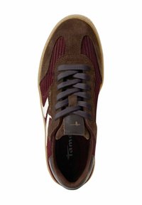 Sneaker in suede marrone con accenti in tessuto bordeaux, dotata di lacci grigi, logo bianco sul lato e suola in gomma.