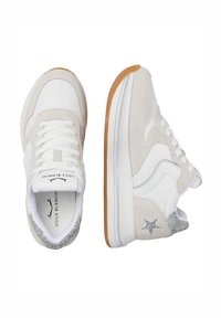 Sneakers bianchi e beige in suede e pelle, con un accento glitterato e dettaglio a stella, suola in gomma e chiusura con lacci.