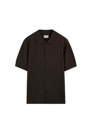 Camisa negra de manga corta con botones, cuello, dobladillo recto y etiqueta en el escote sobre un fondo blanco.