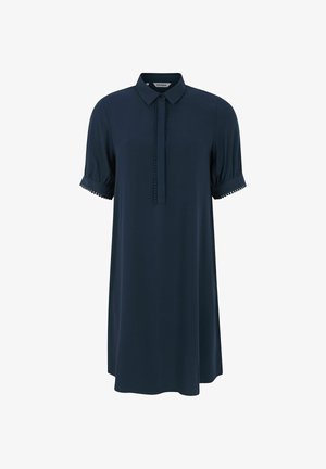 Tamsiai mėlyna, iki kelių ilgio suknelė su apykakle, trumpomis pūkinėmis rankovėmis ir dekoratyviais mygtukais palei plakti ir rankovių kraštus.