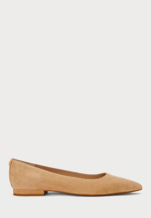 Chaussure plate en suède beige à bout pointu avec un talon bas et un design simple et lisse sur fond blanc.
