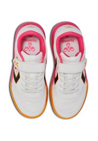 Witte sportschoenen met roze en oranje accenten. Gemaakt van mesh en synthetische materialen, met veters, een band en een zwart logo-detail.