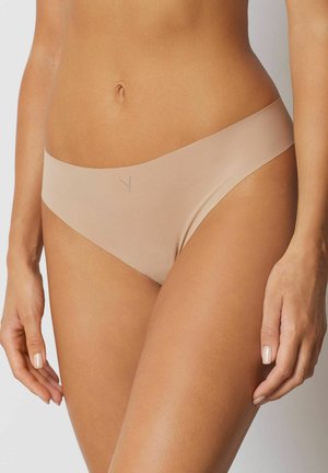 Beige naadloze bikini ondergoed met een gladde afwerking, lage taille en subtiele logo-detail op de tailleband. Zacht, elastisch materiaal.