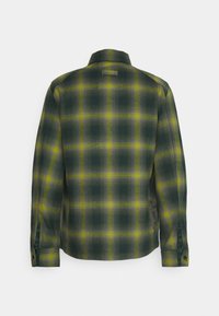 Grön och gul rutmönstrad flanellskjorta med rak passform, långa ärmar och krage. Har kn äppning vid ärmslut och en baketikett. Texturerad tyg.