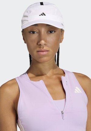 Bílá baseballová čepice s černým logem Adidas a černým vertikálním pruhem. Čepice má přiléhavý střih a lehký materiál.