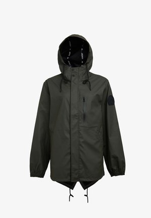 Oliwkowa wodoodporna kurtka z kapturem, elastycznymi mankietami, kieszenią na zamek z przodu oraz regulowanymi sznurkami u dołu i przy kapturze.