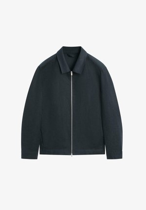 Zwarte lange mouw jas met een opstaande kraag en een zilveren rits aan de voorkant over de gehele lengte, weergegeven op een witte achtergrond.