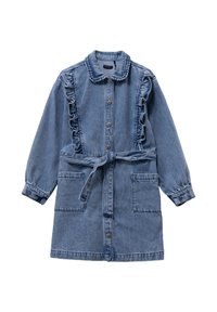 Vestido de denim con mangas largas, panel frontal con volantes, cuello, dos bolsillos frontales y cinturón de lazo. Color azul claro y textura suave.