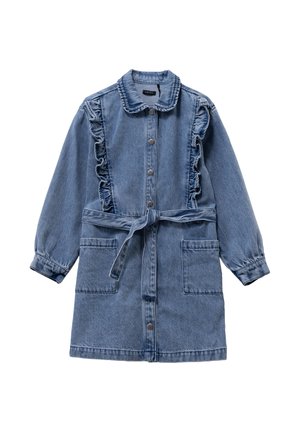 Denim jurk met lange mouwen, gerimpeld voorpaneel, kraag, twee opgestikte zakken en strikceintuur. Lichtblauwe kleur en zachte textuur.