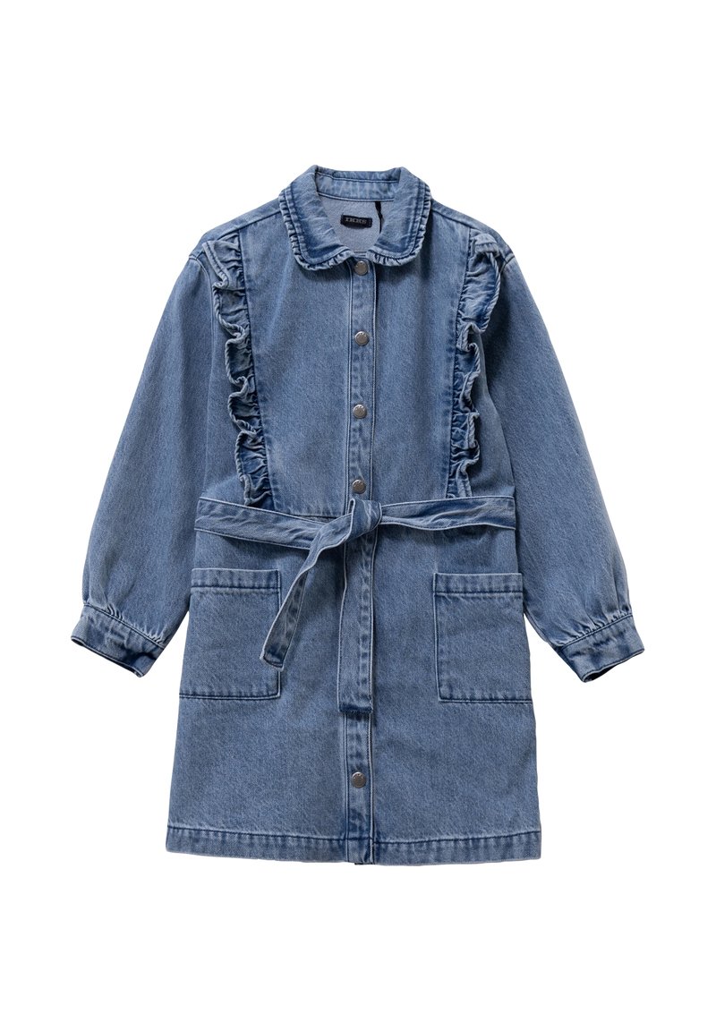 Vestido de denim con mangas largas, panel frontal con volantes, cuello, dos bolsillos frontales y cinturón de lazo. Color azul claro y textura suave.