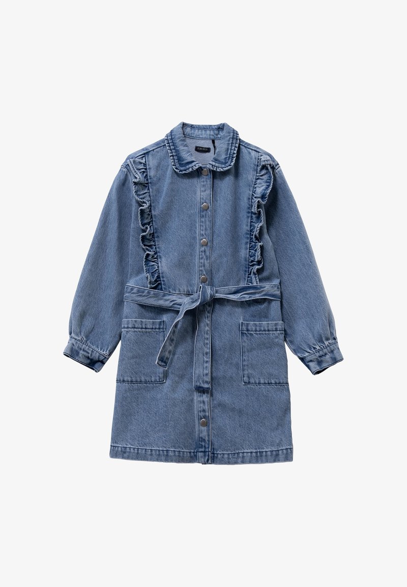 Jeansowa sukienka z długimi rękawami, falbaną z przodu, kołnierzykiem, dwoma przednimi kieszeniami i paskiem do związywania. Jasnoniebieski kolor i miękka tekstura.