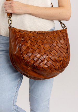 Geflochtene Lederhandtasche in sattem Braun mit runder Form. Verfügt über einen stabilen Tragegurt und eine strukturierte, gewobene Vorderseite. Ideal für den Freizeitgebrauch.
