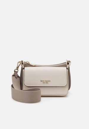 Petit sac bandoulière en cuir beige avec ferrures dorées, poche avant à rabat et large sangle en tissu réglable.