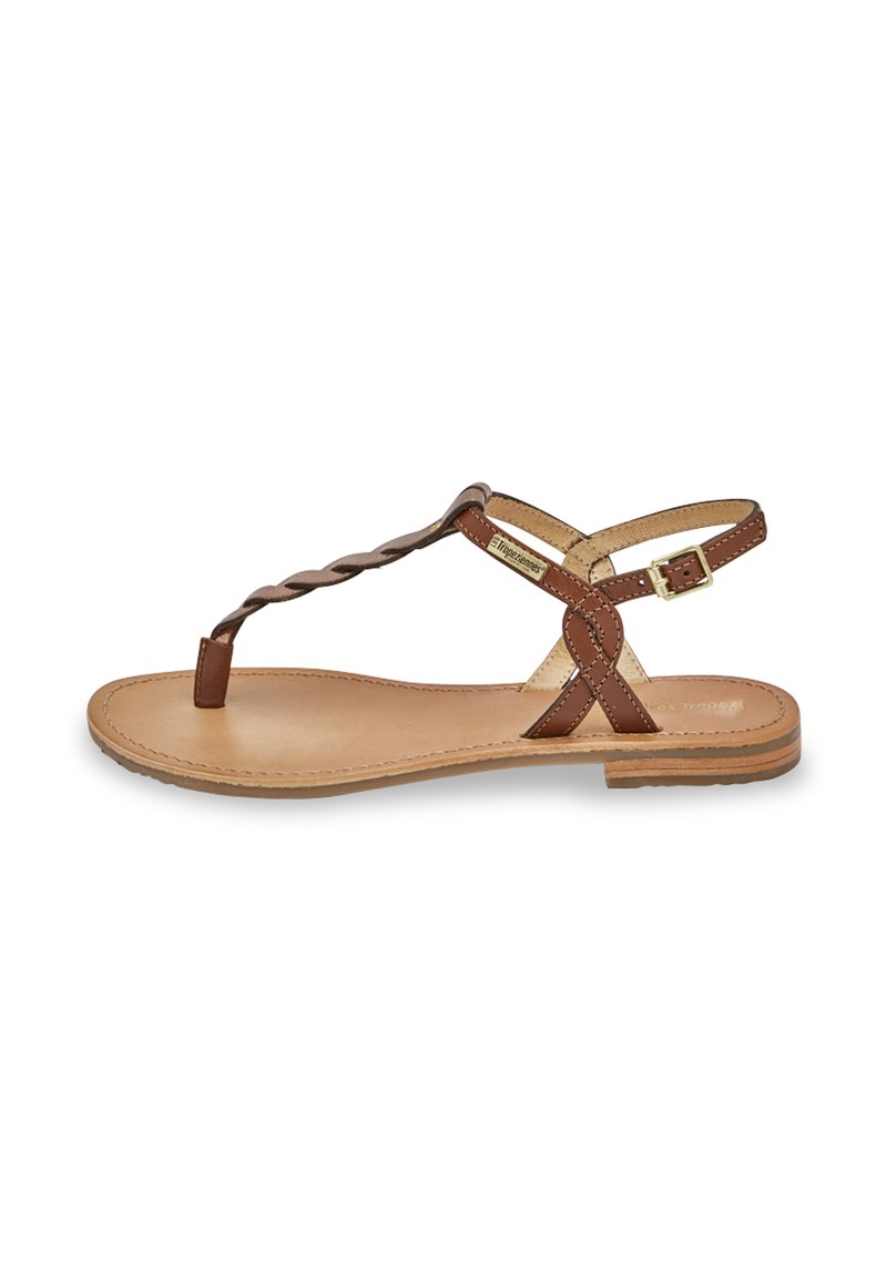 Sandal in pelle marrone con design della fascia intrecciata, suola piatta e cinturino alla caviglia regolabile con fibbia dorata.