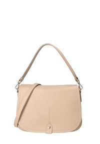 Sac à main en cuir beige avec une surface texturée, un rabat à pli plat et deux options de sangle pour le porter. Présente un accent matériel simple.