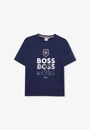 T-shirt bleu marine à manches courtes avec "BOSS" imprimé trois fois en blanc et en motif, un écusson de ballon de football et "FRA" en dessous.