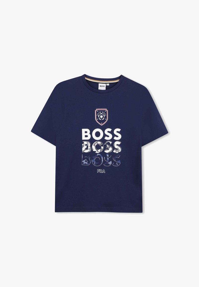 T-shirt bleu marine à manches courtes avec "BOSS" imprimé trois fois en blanc et en motif, un écusson de ballon de football et "FRA" en dessous.