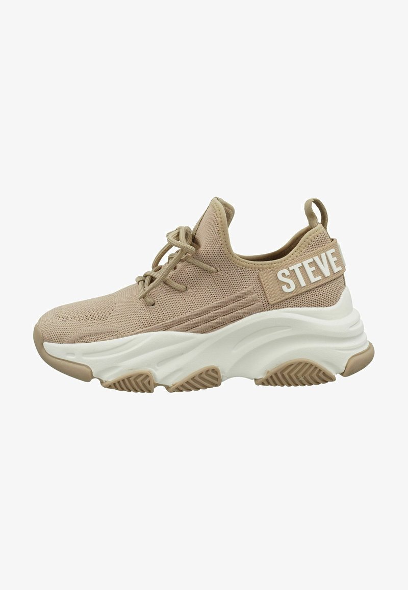 Scarpa sportiva beige realizzata in rete e materiali sintetici. Presenta un logo bianco sul tallone, una suola testurizzata e un design a punta arrotondata.